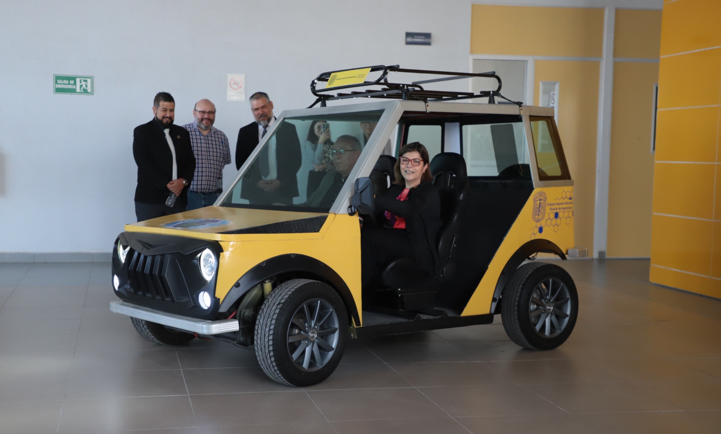 Estudiantes de la UG crean auto eléctrico para asistencia a personas con discapacidad