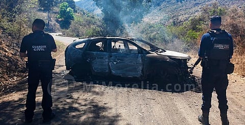 Atraviesan y queman vehículo en Queréndaro 