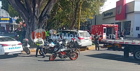 Motopatrullero herido tras choque en Paseo Lázaro Cárdenas, en Uruapan
