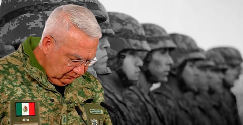 Conmovido, titular de Sedena honra a soldados fallecidos