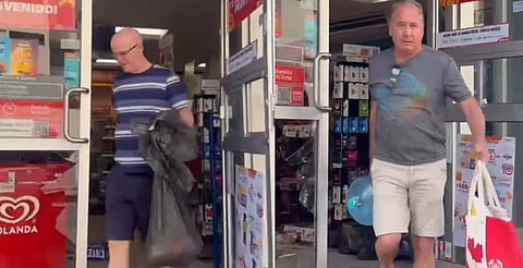 Captados en pleno saqueo: extranjeros roban OXXO en Puerto Vallarta