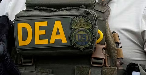 Mantienen recompensas millonarias por información