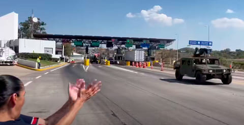 Aplauden al Ejército en caseta rumbo a Tepic