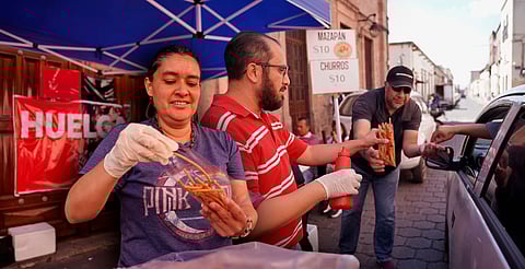 Vendiendo churros en la calle, trabajadores del Monte de Piedad resisten 149 días sin salario