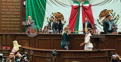 Diputadas toman la tribuna del Congreso de Michoacán