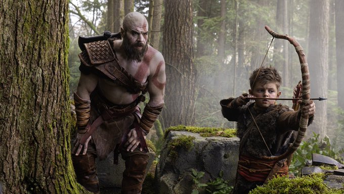 Kratos y Atreus en un bosque 