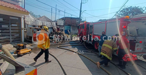 Voraz incendio consume taller mecánico y vehículos en la colonia Ignacio Gómez, en Uruapan
