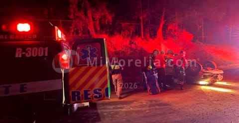 Mujer embarazada resulta herida tras volcadura en la carretera Uruapan–Paracho