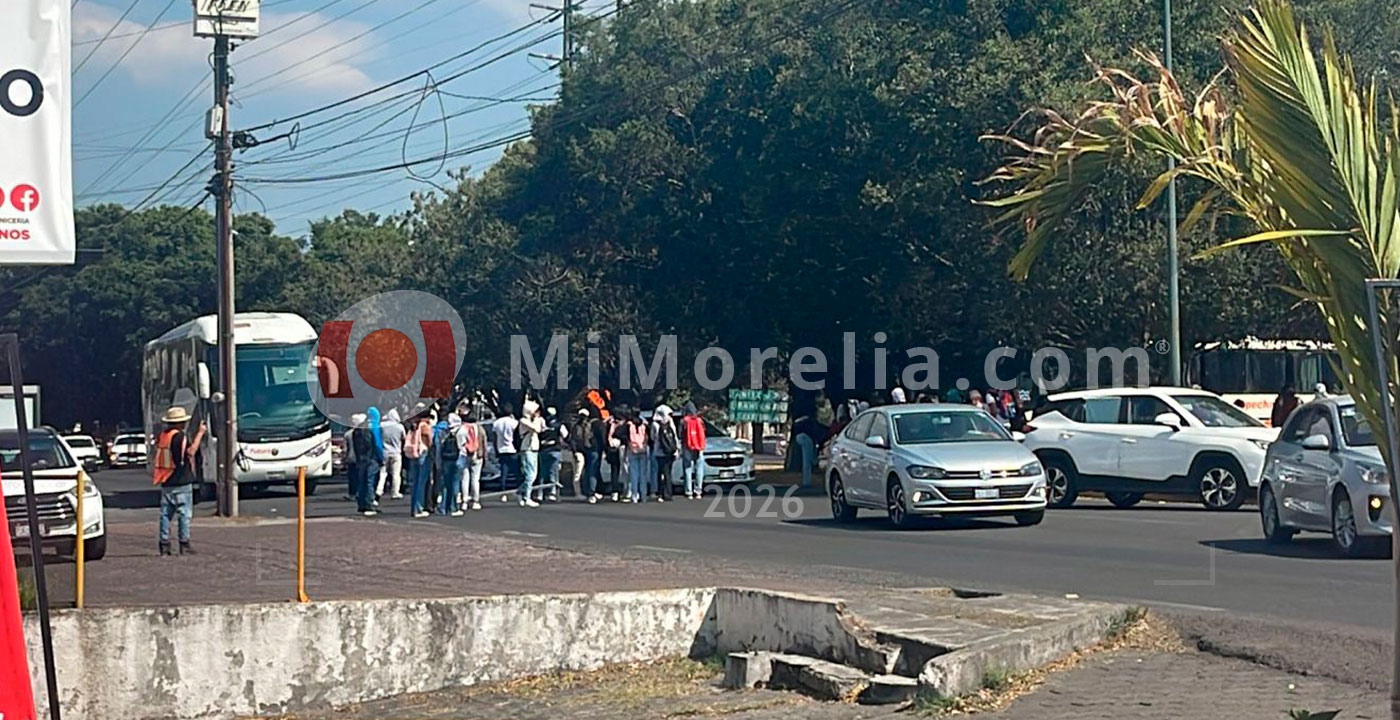 Los manifestantes atravesaron tres autobuses para cerrar la vialidad