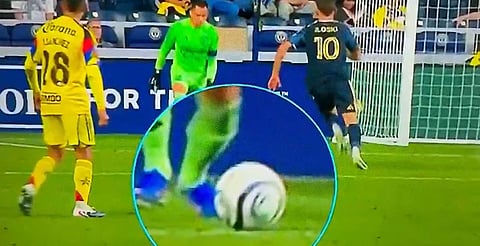 Abandonó el partido en camilla y entre lágrimas