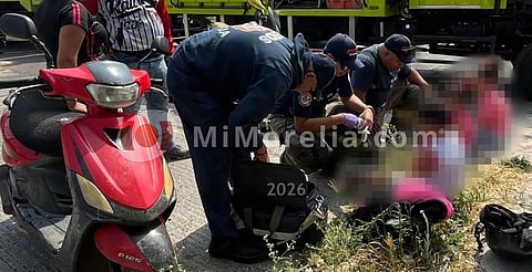 Accidente de moto deja 3 menores y una mujer lesionados; Bomberos Morelia los auxilian