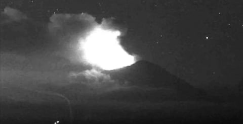 ¿Qué cruzó el Popocatépetl? Captan objeto extraño durante actividad del volcán [VIDEO]