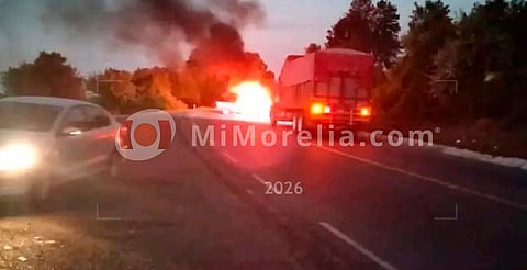Incendian vehículo en vialidad Pátzcuaro–Uruapan tras enfrentamiento en Salvador Escalante