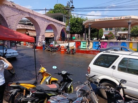 Aún sin lluvias fuertes y ya se desbordan canales en Pedernales; hay calles inundadas y una casa afectada
