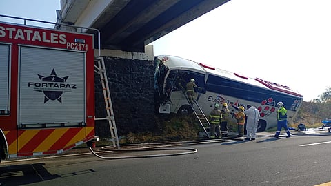 Camión con gas LP vuelca y provoca cierre total en la Autopista de Occidente 