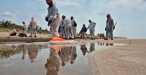 Pemex atiende derrame de hidrocarburo tras lluvias en Veracruz