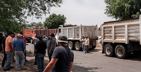Se retiran camiones tras bloqueo en Villas del Pedregal; persiste conflicto sindical en obra del IMSS