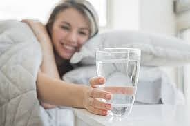 ¿Es bueno tomar agua antes de dormir? Esto dicen expertos