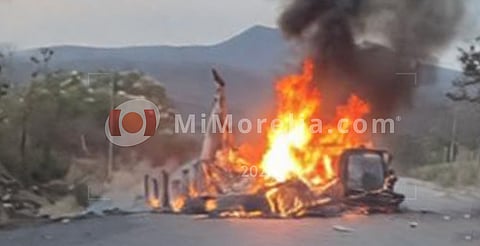 Bloquean carretera y queman un tráiler en Buenavista Tomatlán 
