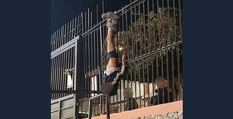 Ladrón queda atorado en rejas tras intentar robo en iglesia de León, Guanajuato