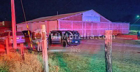 A balazos atacan a dos hombres en camioneta en el poniente de Morelia; uno muere