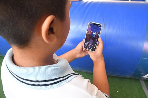 ¿Prohibir o regular? Discuten uso de redes en menores