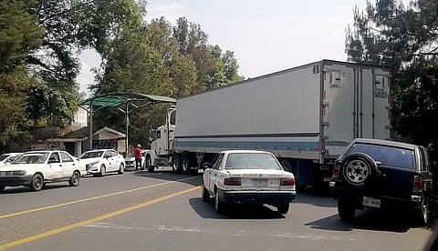 Tres horas de bloqueo para exigir localización de desaparecido colapsan la Uruapan–Paracho