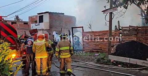 Incendio arrasa tres casas en poniente de Morelia 