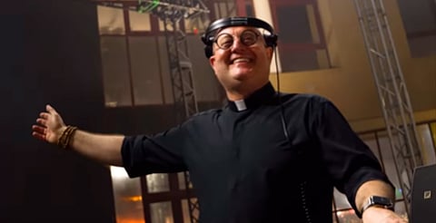 El Padre DJ: Música electrónica y espiritualidad en el homenaje al Papa Francisco