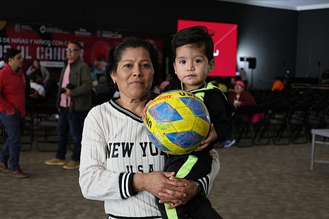 Garantiza Bedolla apoyo económico a 382 familias de niñas y niños con cáncer