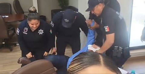 Sacan de "bultito" a funcionario que no quería dejar el puesto, en Coahuila