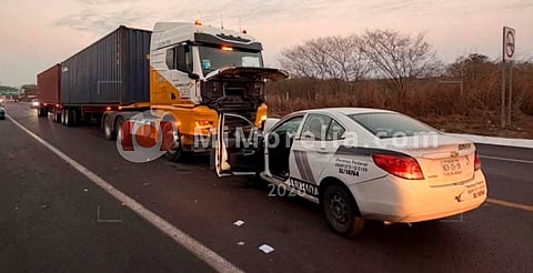 Un fallecido tras choque de frente entre un tráiler y automóvil, en la autopista Siglo XXI