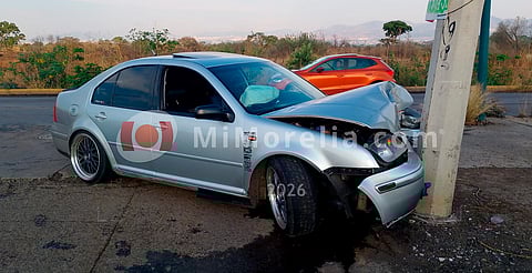 Abandonan automóvil tras fuerte choque contra poste en la avenida del C5, en Morelia