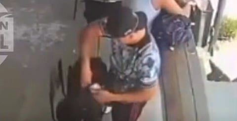 Exhiben a hombre robando cartera en canchas de Morelia [VIDEO]