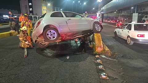 Acaba de pasar: vuelca tras impactar contra barra en la Madero, de Morelia