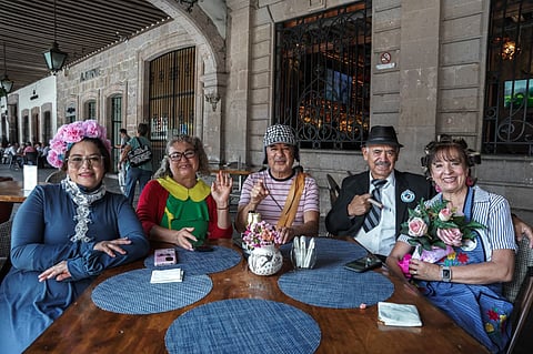 Personajes del Chavo del 8 llenan de nostalgia el Centro de Morelia