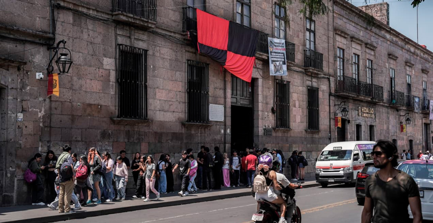 Desalojan a estudiantes de prepas en la UMSNH; huelga sigue a puertas cerradas