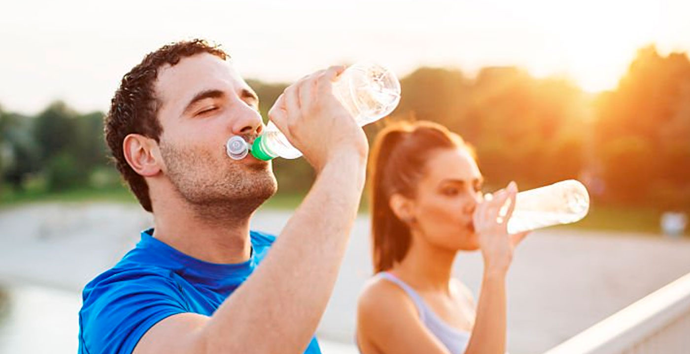 El agua simple sigue siendo la mejor opción diaria