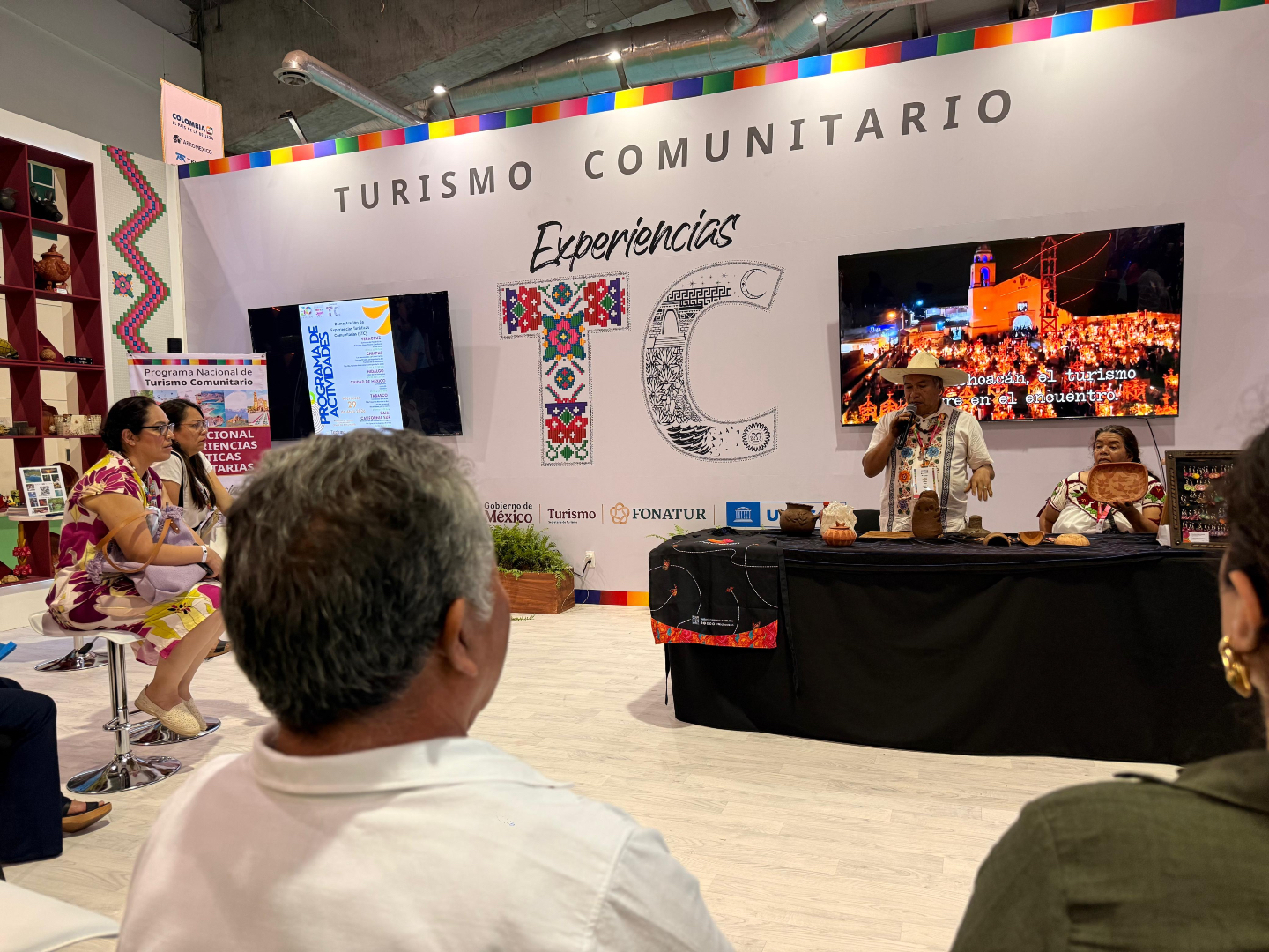 Artesanos de Santa Fe de la Laguna llevan tradición purépecha al Tianguis Turístico