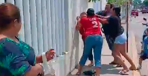 Día del Niño termina en golpes entre madres afuera de escuela