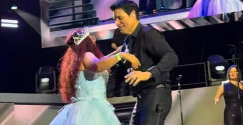 Quinceañera cumple su sueño y sube al escenario a bailar con Chayanne