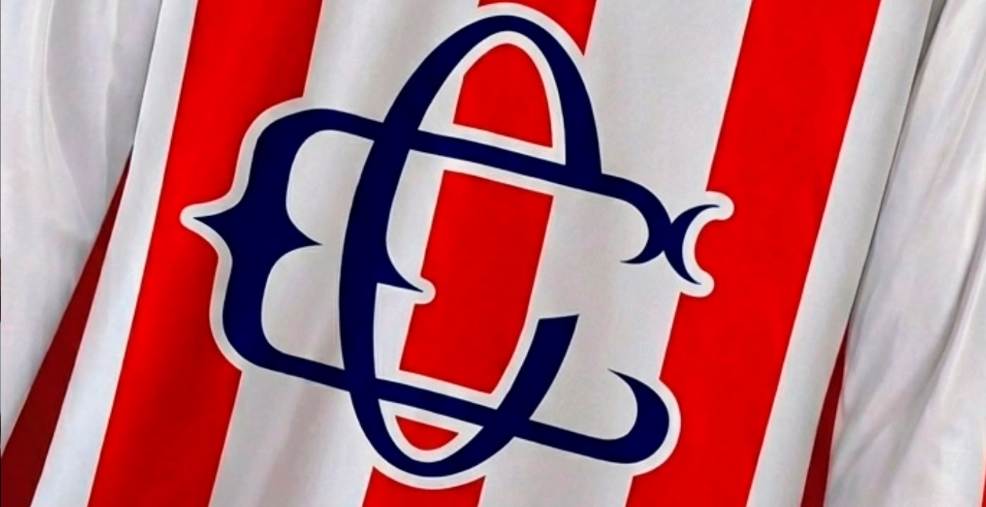 Cuello tipo henley evoca uniformes clásicos