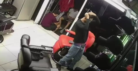 Chavo se pone guapo en estética mientras se roba celular, en Morelia