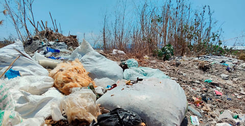 Basurero clandestino crece a dos cuadras del Periférico, en la colonia El Lago 1