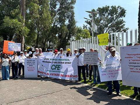 Jubilados de la CFE denuncian recortes de hasta 60% en pensiones y anuncian movilizaciones