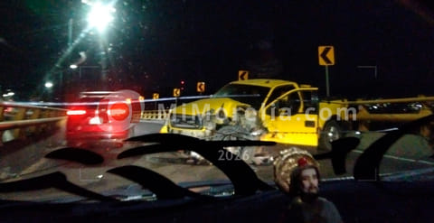 Camioneta se impacta contra puente elevado en Morelia; no hay lesionados