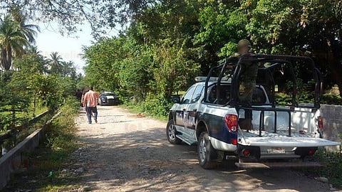 Abandonan en una huerta de cocos cadáver baleado y amarrado, en Lázaro Cárdenas