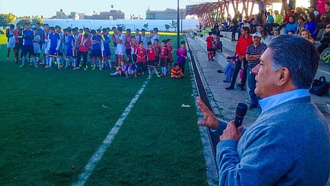 Arranca rehabilitación de pasto sintético de cancha de futbol: Omar Carreón Abud