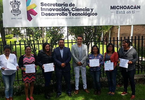 Entregan becas a mujeres indígenas en Michoacán