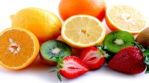 Frutas como la naranja, fresa, o mandarinas son fuente de ácido ascórbico (Foto: YouTube)